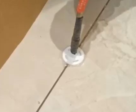 泽普瓷砖空鼓维修公司专业解答瓷砖在铺贴过程中，如果没有涂抹均匀到位的粘结材料（如水泥砂浆或瓷砖胶），可能会导致以下问题