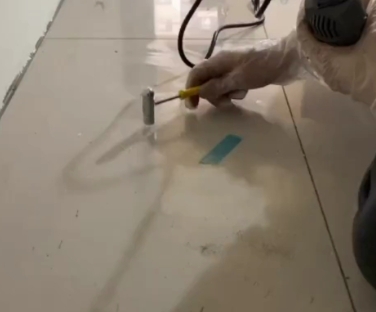 泽普瓷砖开裂维修公司专业分享瓷砖在铺贴前如果没有沥干水分，将会导致以下问题